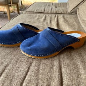 Orthopedik blue suede clogs
